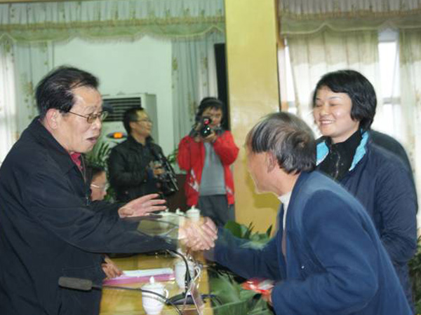 2010--2012年市、县教育基金会领导救助、慰问我县困难教师剪影