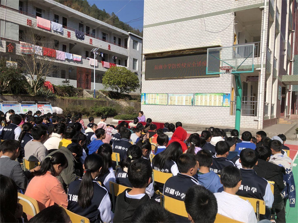 汨湖中学举行“?；ぷ约?，远离性侵害”安全教育讲座