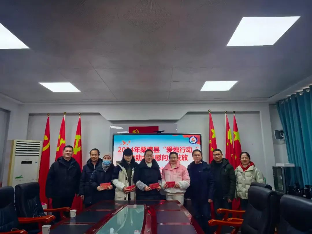 澧源镇第一小学发放“爱烛行动”慰问金