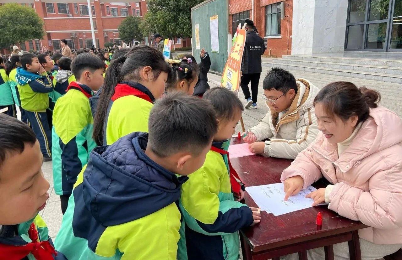 桑植县萃英学校：快乐无“纸”境 萌娃乐测评
