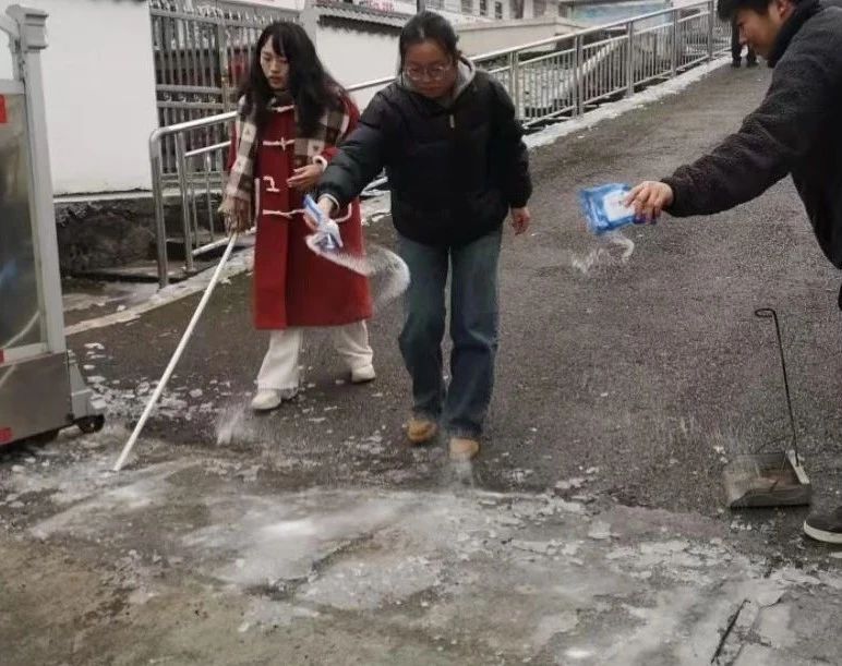 寒潮中的暖流：八大公山小学师生齐心扫雪护平安